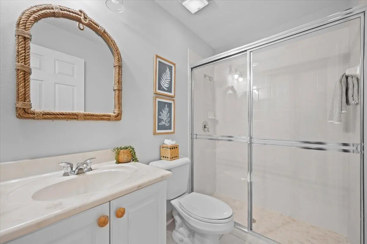 Full 1st Floor Bath at 11818 Valencia Gardens Avenue, Palm Beach Gardens