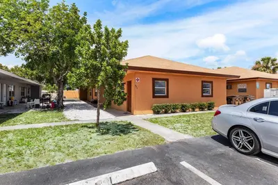 279 SW 1ST Street #3, Deerfield Beach – Apartment for rent