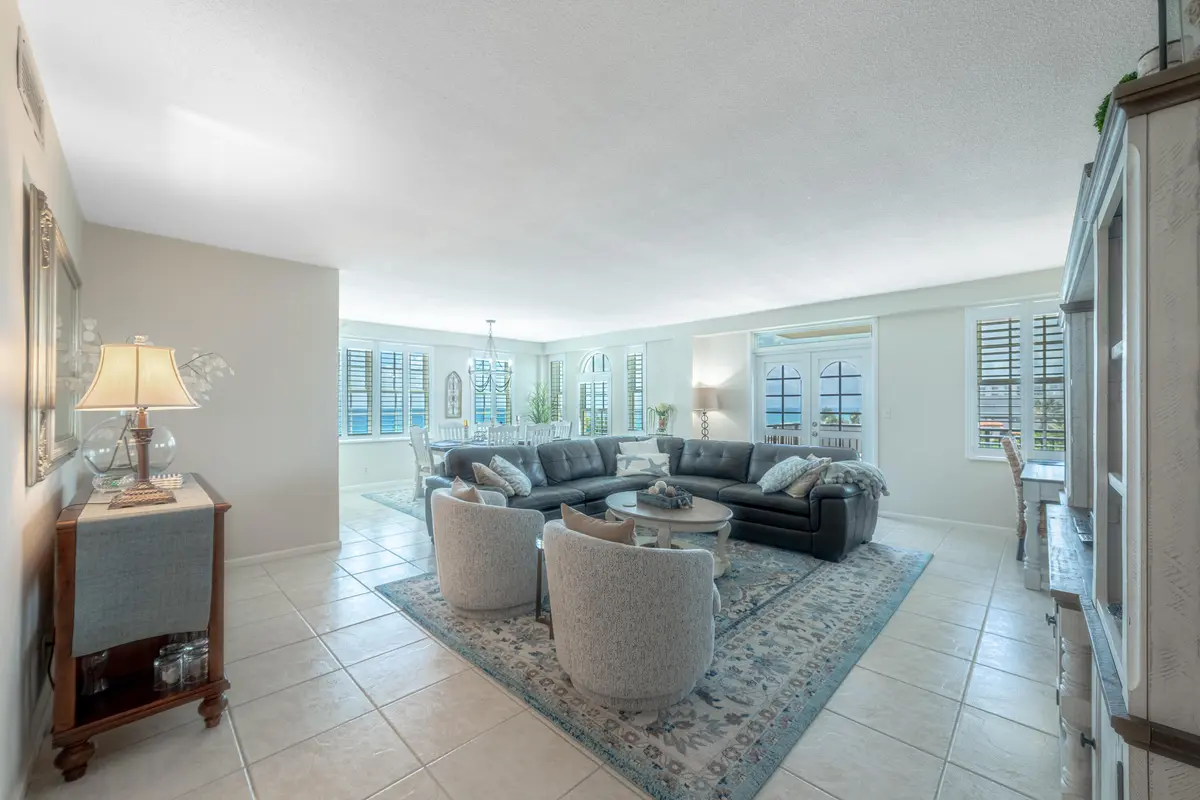 Living room at 3475 S Ocean Boulevard 508, Palm Beach