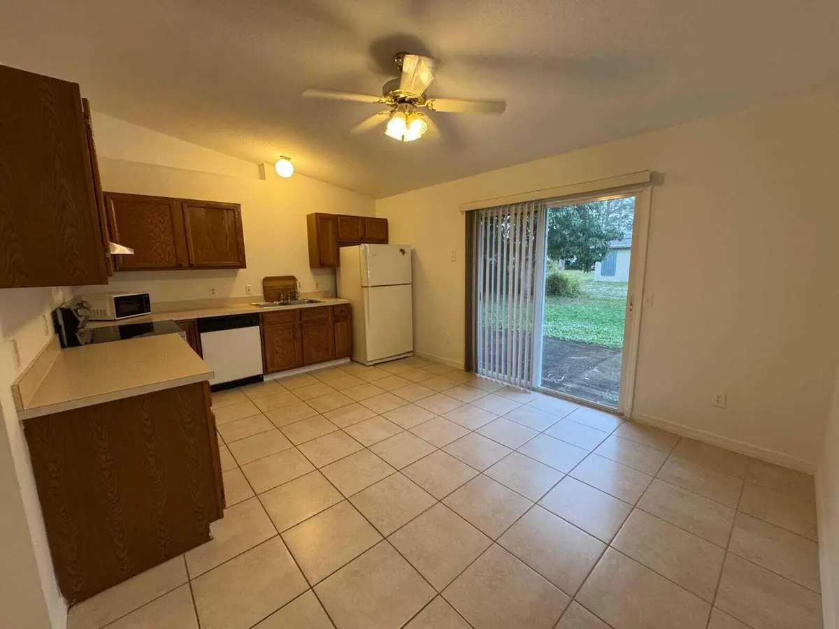 kitchen side at 865 17TH Lane, Vero Beach