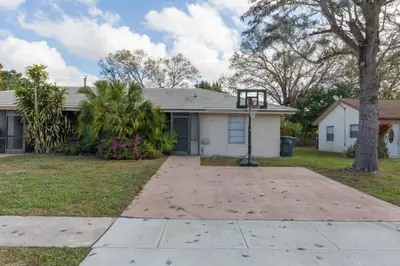 1348 Riverside Circle, Wellington – Villa for rent