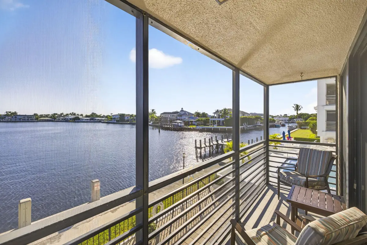 View of Intracoastal at 900 NE SPANISH RIVER Boulevard 2w, Boca Raton