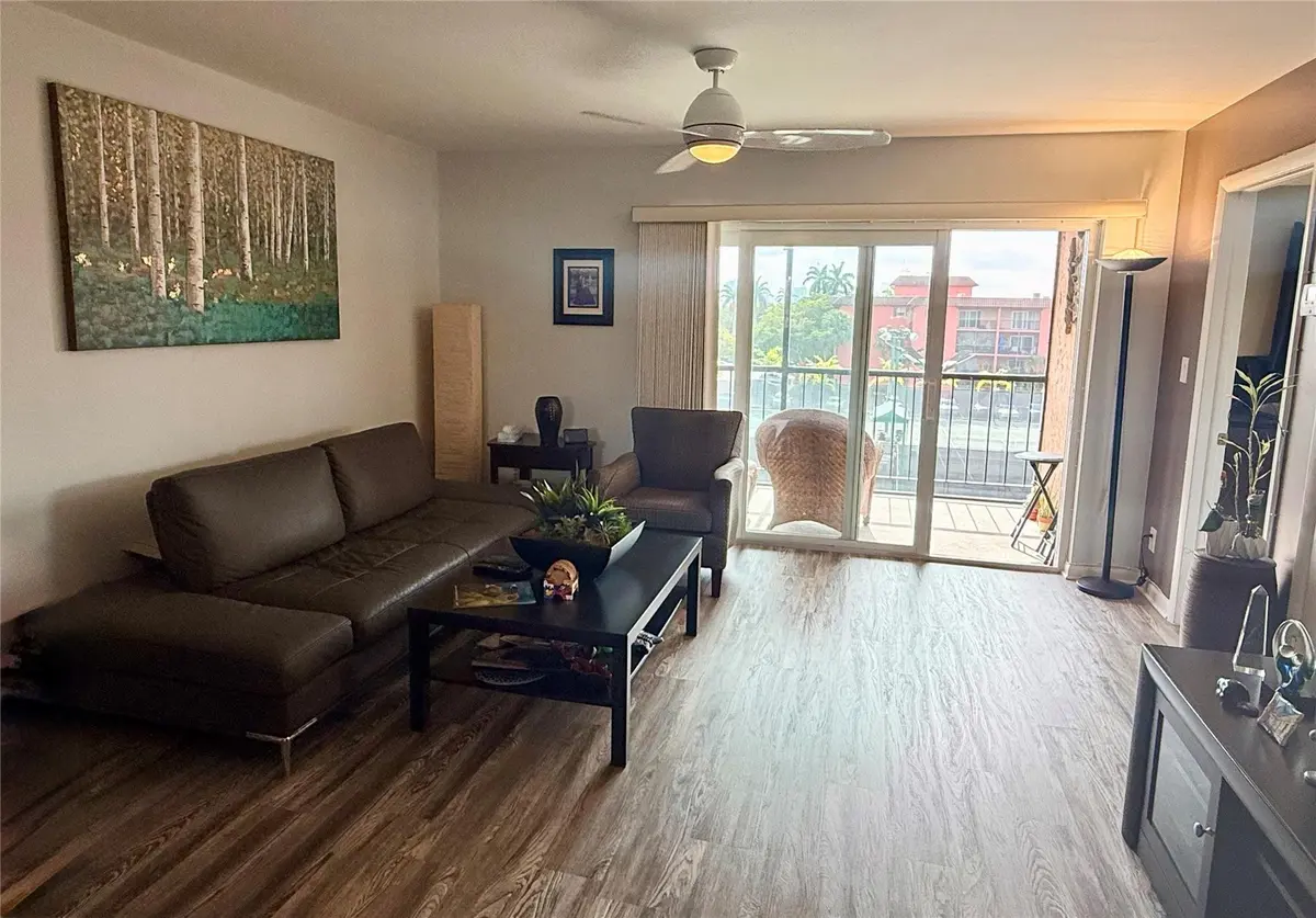 Living Room at 610 Tennis Club Drive 408, Fort Lauderdale