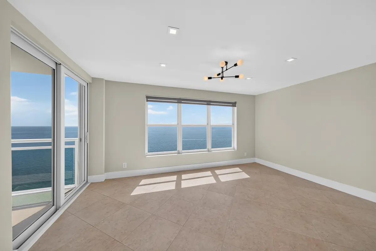 Oceanfront Dining Room at 3900 Galt Ocean Drive 2417, Fort Lauderdale