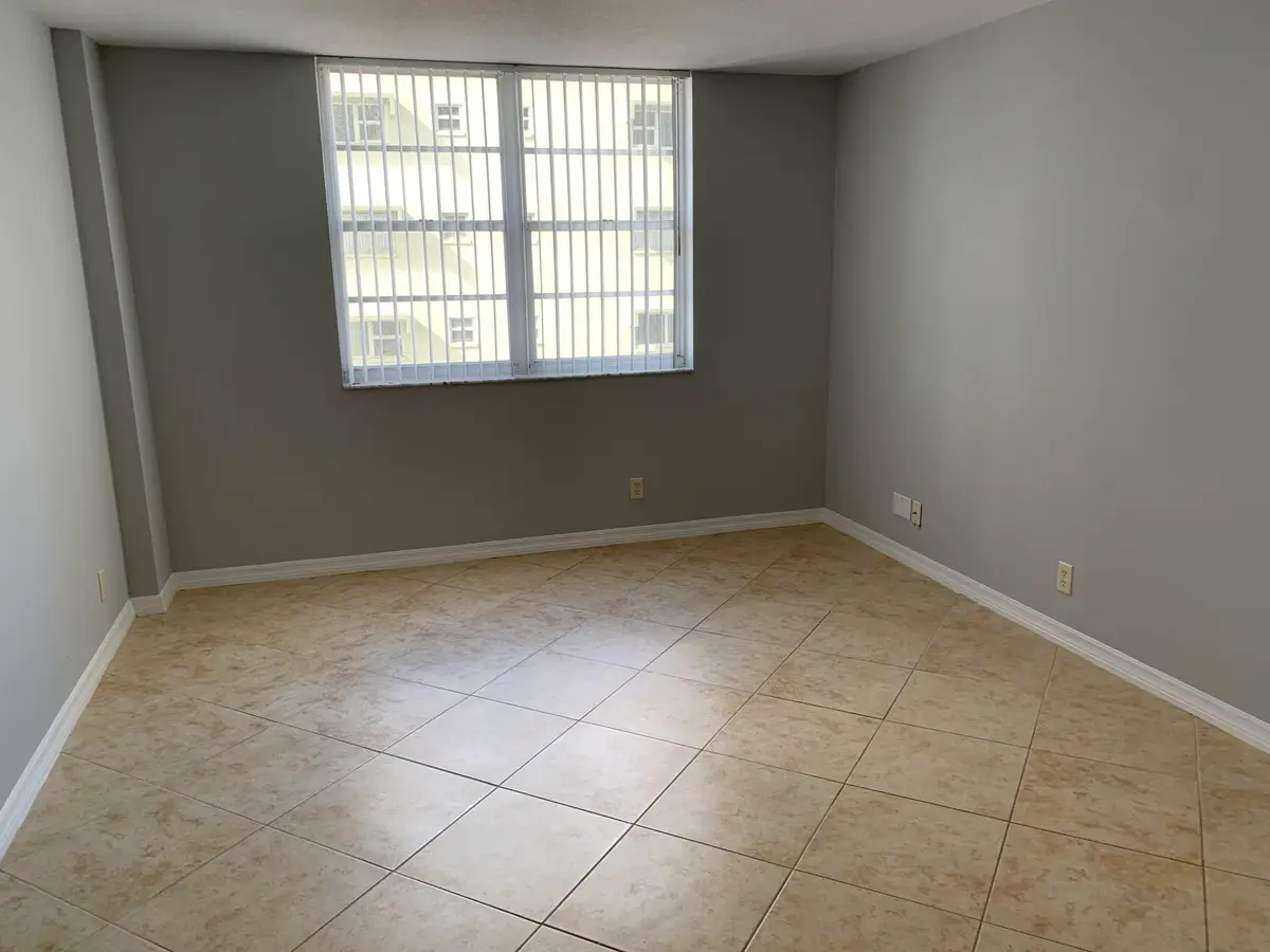 20230414140045792769000000-o at 3001 W ROLLING HILLS Circle 709, Davie