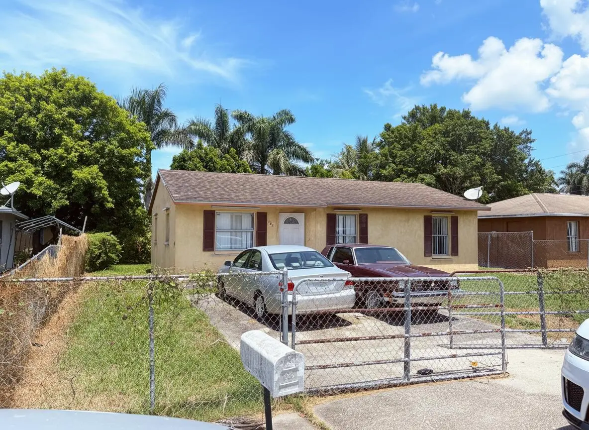 Front of House at 307 Seminole Court, Pahokee