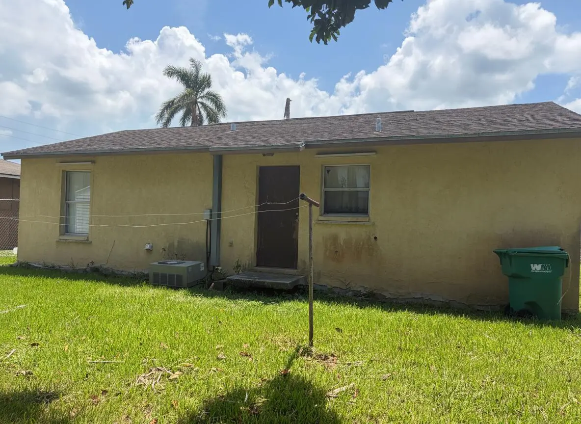 Back of House at 307 Seminole Court, Pahokee