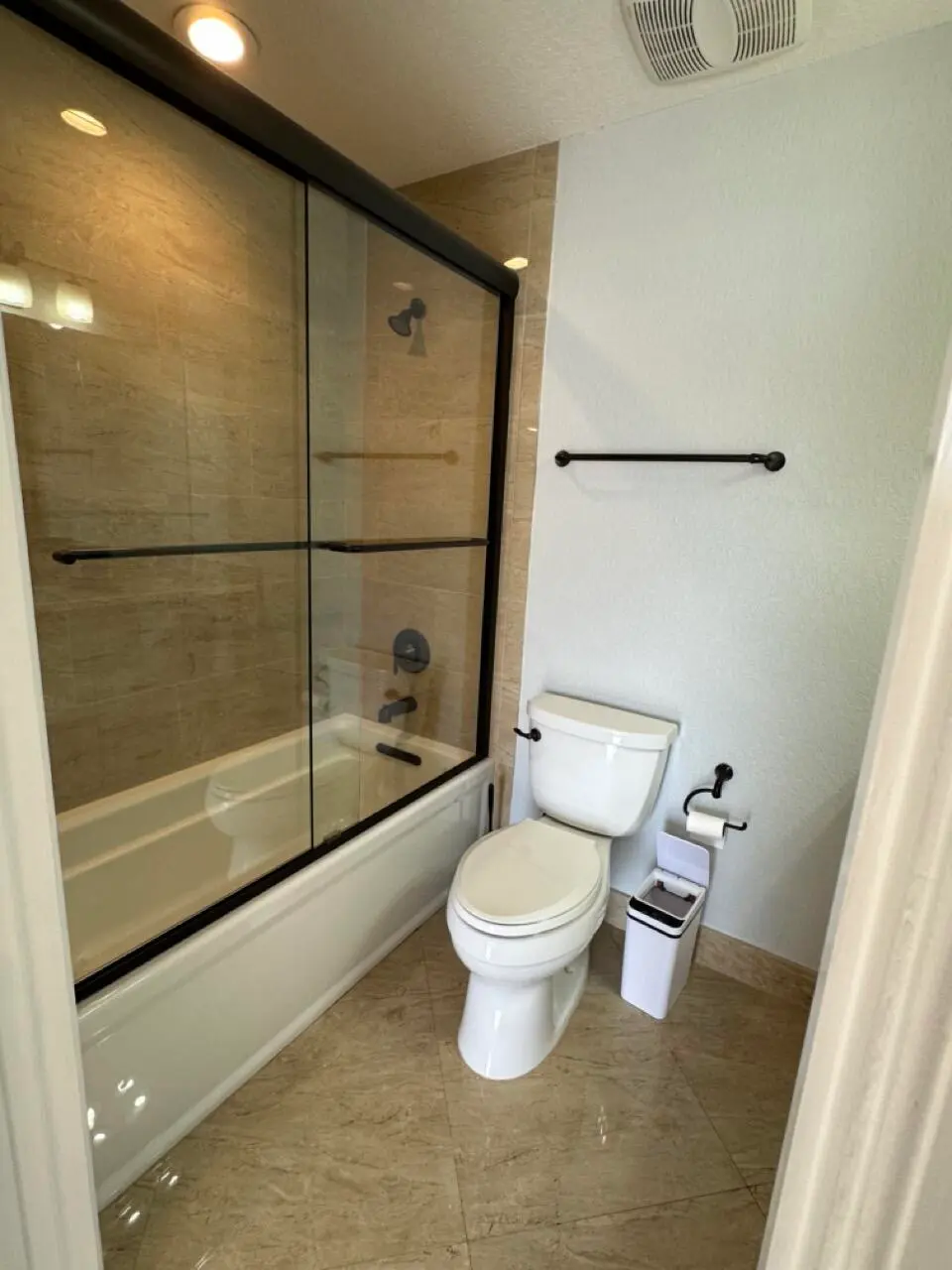 1st floor bath at 4230 N Ocean Drive, Hollywood