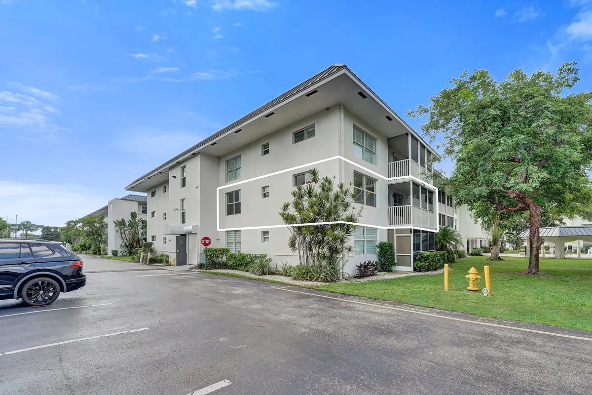 Corner unit at 4025 N Federal Highway 228B, Oakland Park