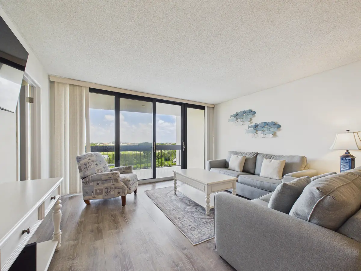 LIVING DINING at 2400 PRESIDENTIAL Way 704, West Palm Beach