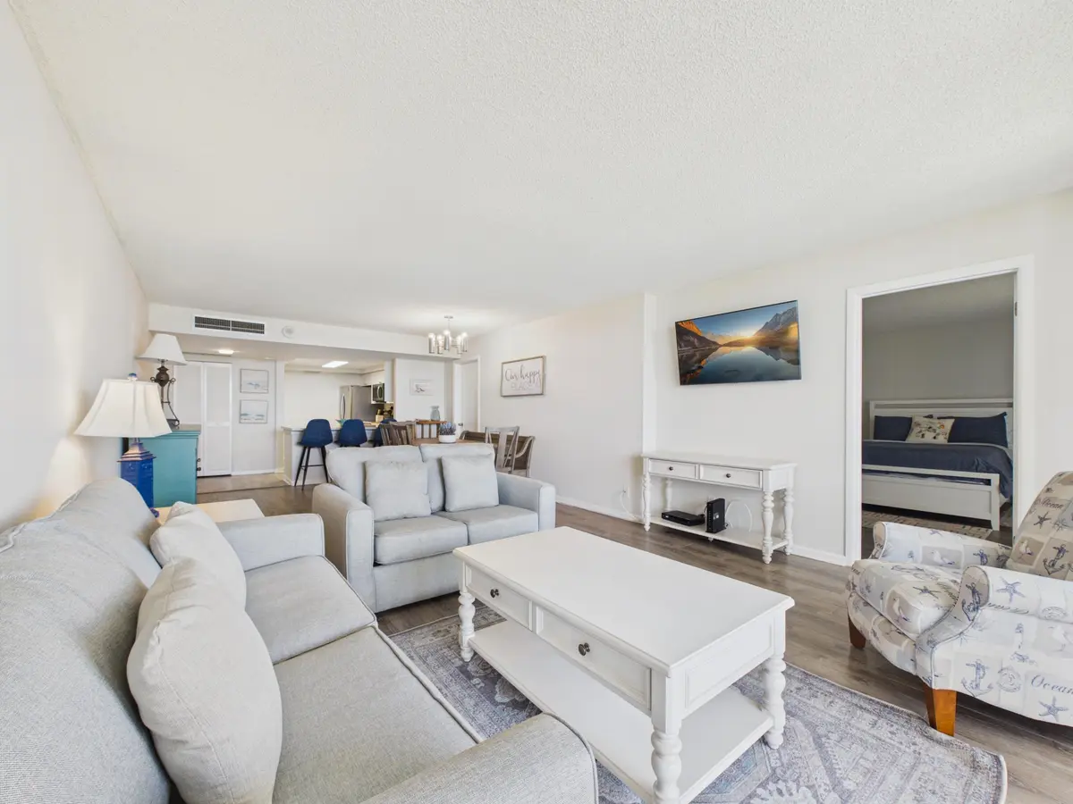 LIVING DINING at 2400 PRESIDENTIAL Way 704, West Palm Beach