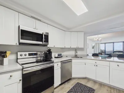 2400 PRESIDENTIAL Way 704, West Palm Beach – Condominium for sale