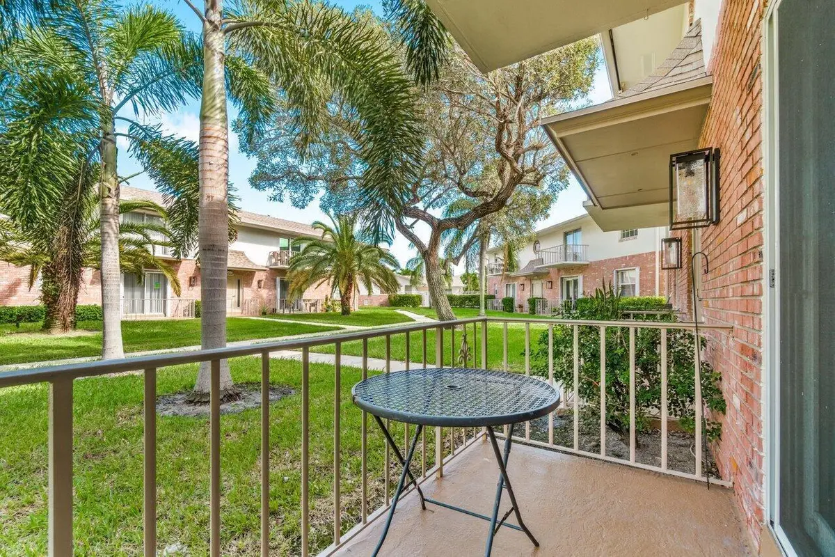 East Boynton at 2037 S Seacrest Boulevard B, Boynton Beach