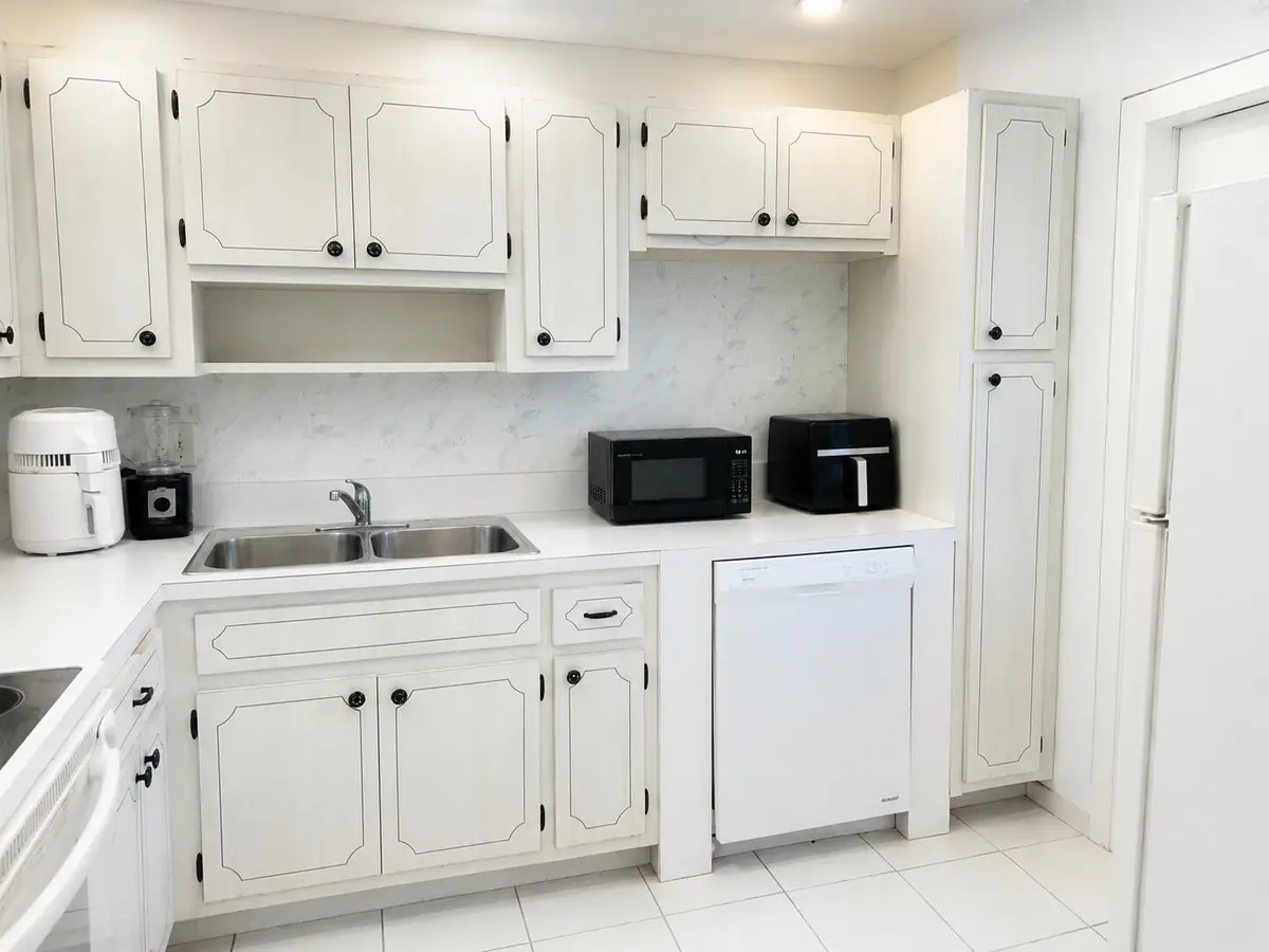Kitchen at 2200 Park Lane 107, Hollywood