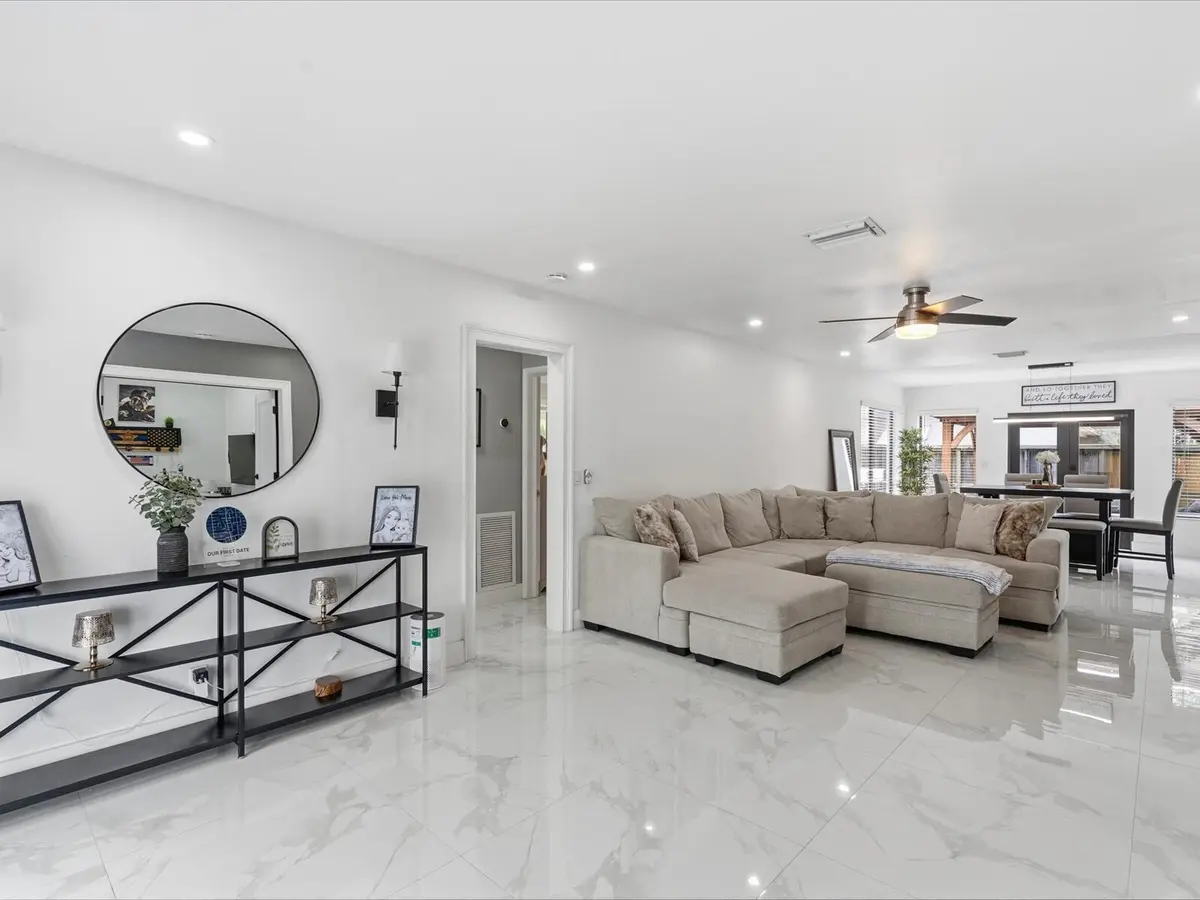 15-Living at 2860 MONROE Street, Hollywood
