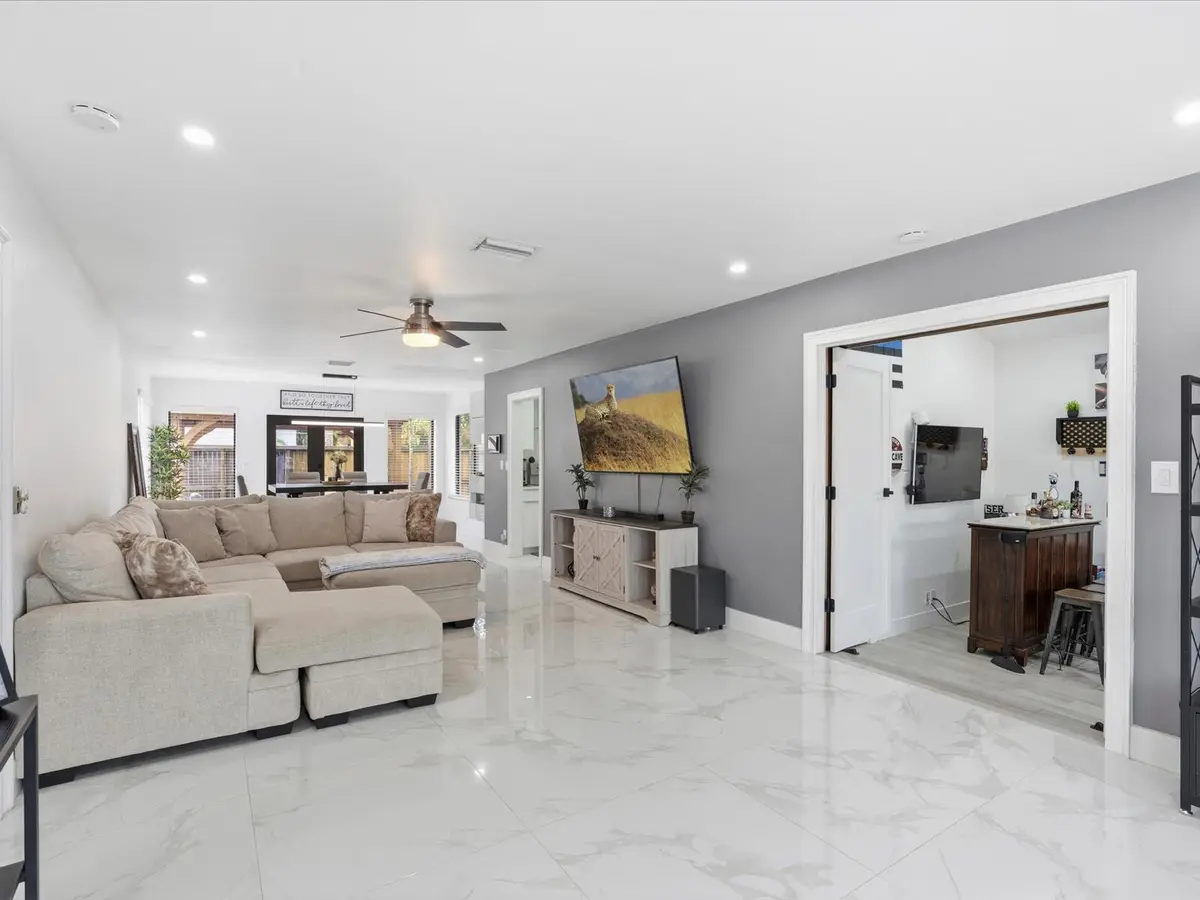 16-Living at 2860 MONROE Street, Hollywood