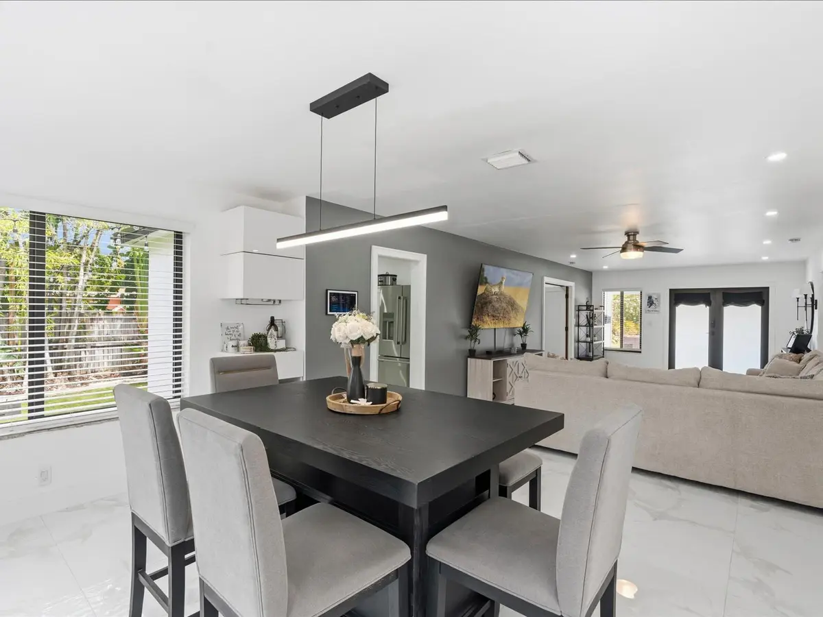 17-Living at 2860 MONROE Street, Hollywood