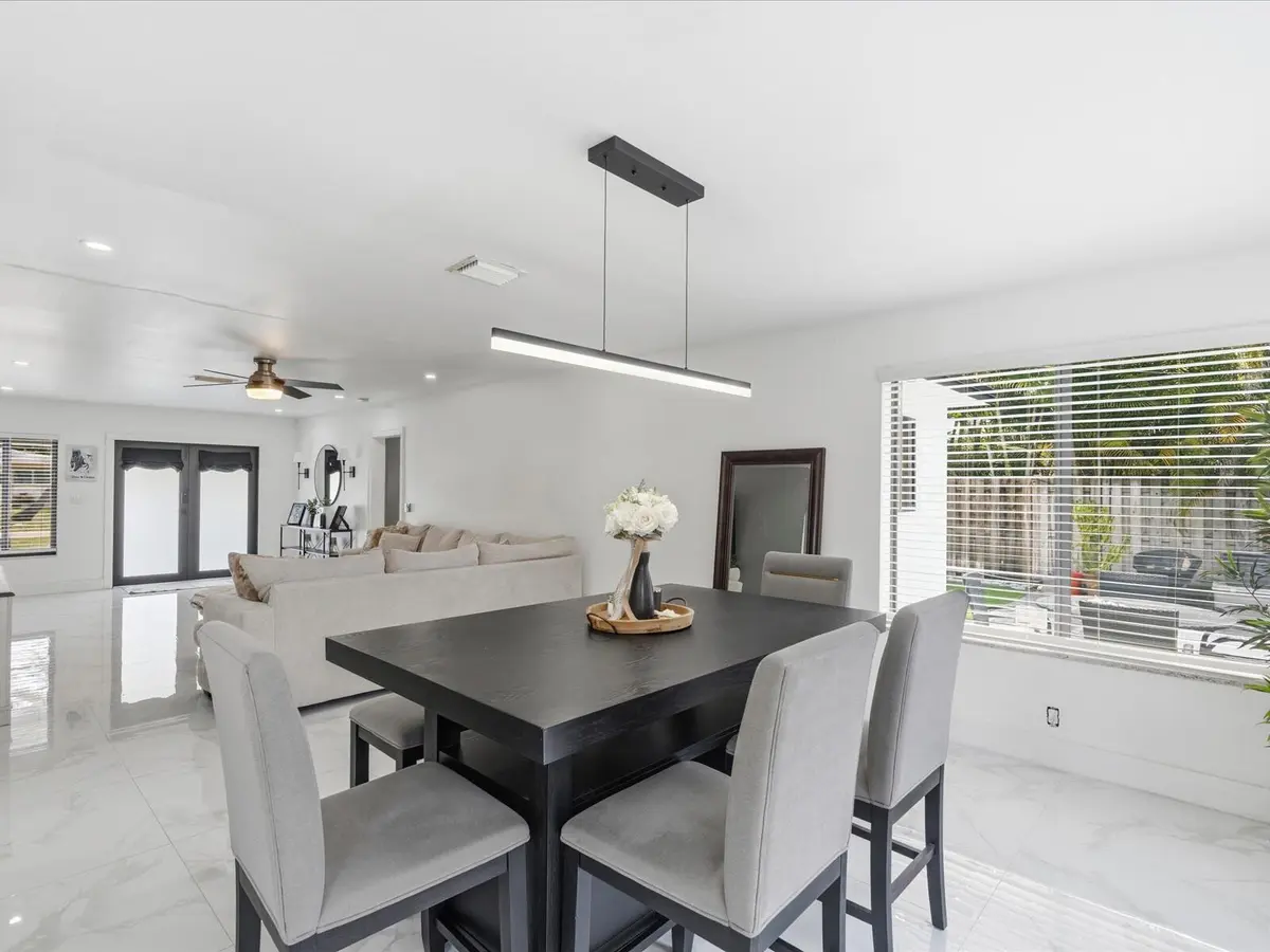 18-Living at 2860 MONROE Street, Hollywood