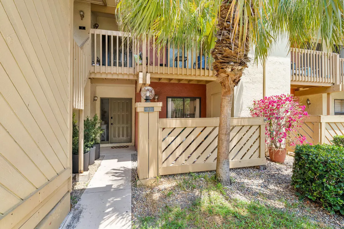 Entry at 13095 BELHAVEN Court 6, Wellington