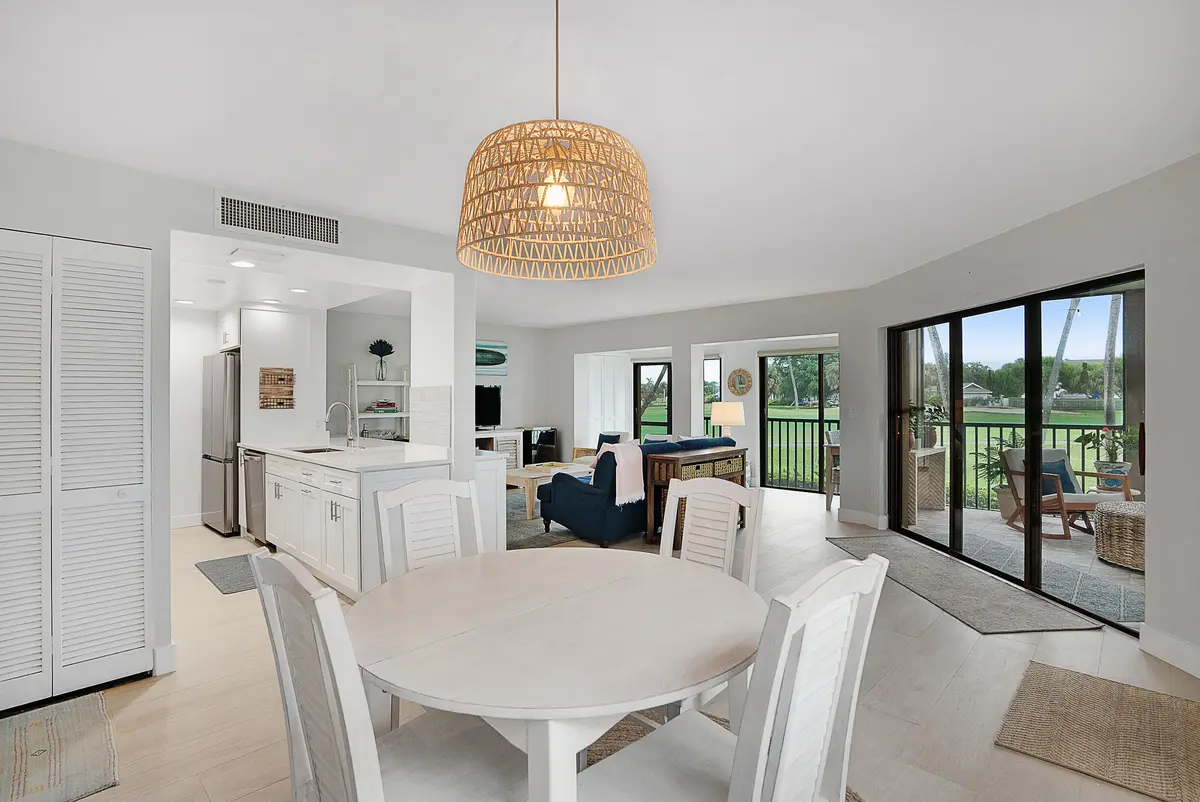 Dining at 269 NE Edgewater Drive, Stuart