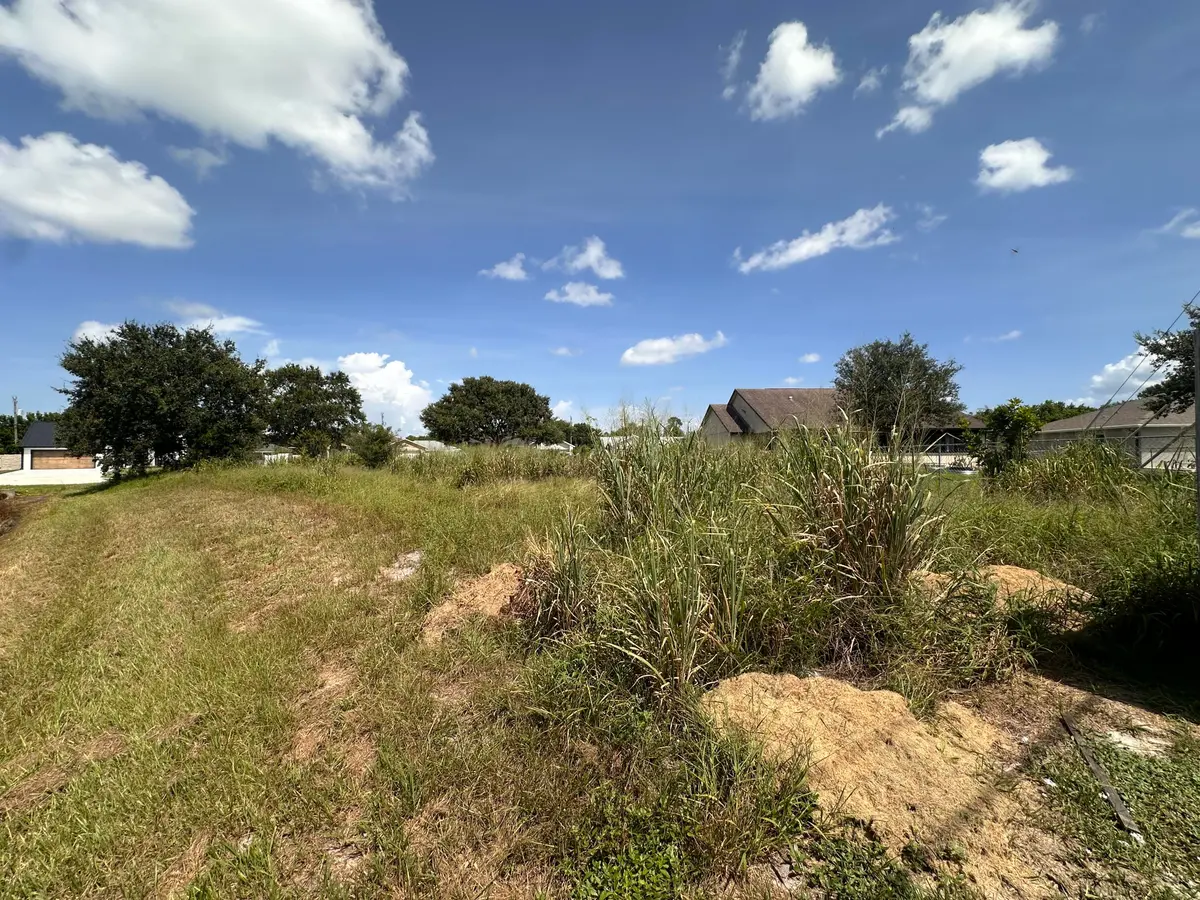 Yard at 544 SW COLUMBUS Drive, Port St. Lucie