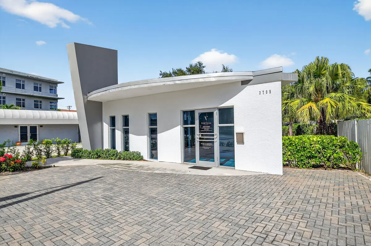 Front of building at 3705 N Federal Highway, Delray Beach