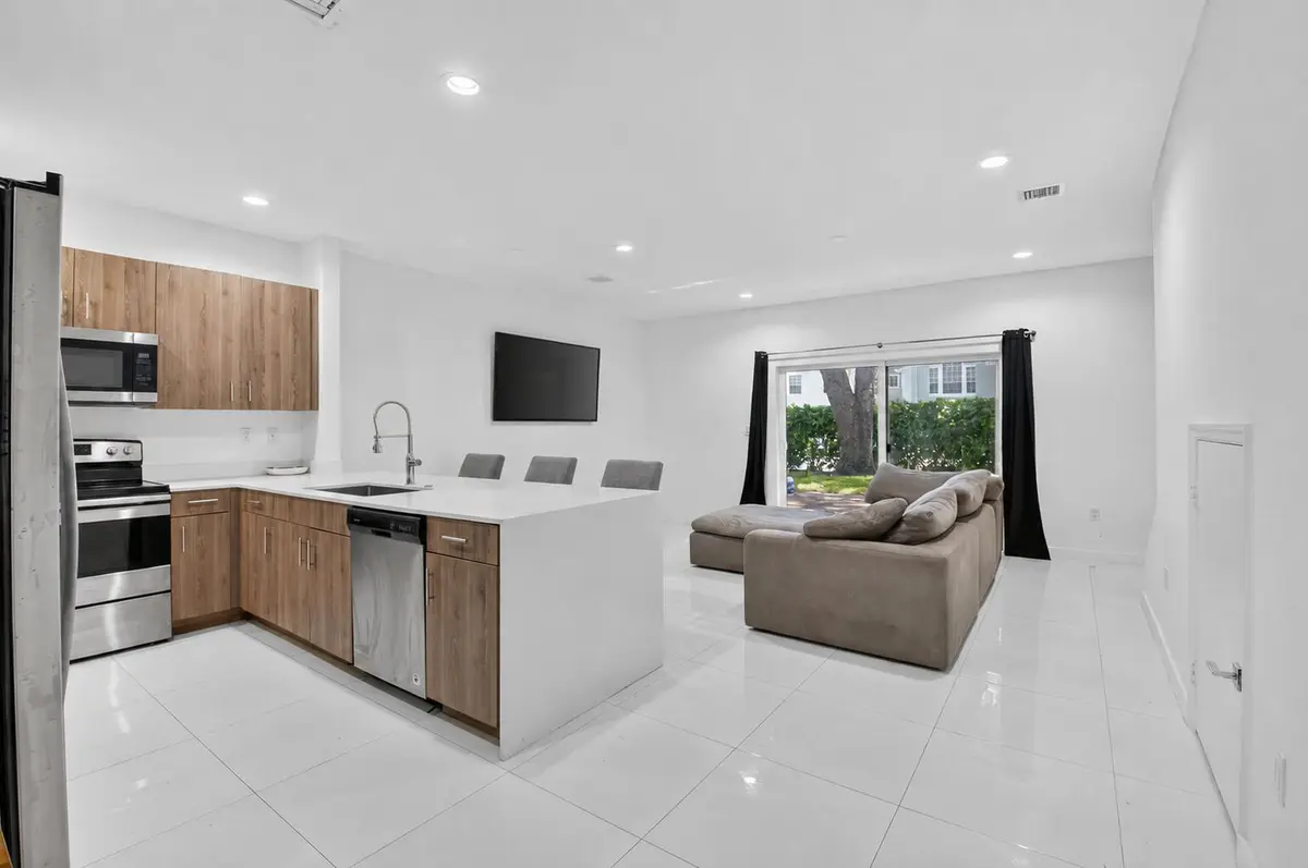 living room entry at 1030 CRYSTAL Way 103, Delray Beach