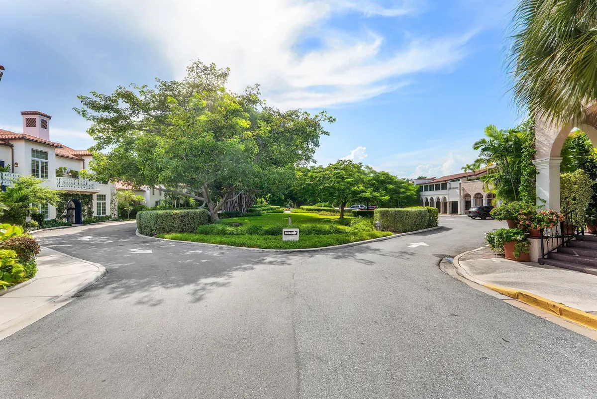 001 Phipps Plaza park at 215 PHIPPS Plaza 2, Palm Beach