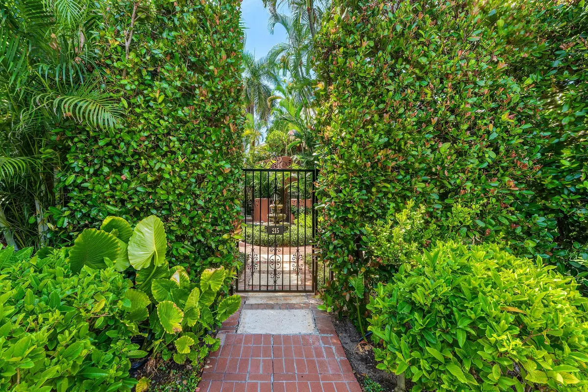 002 215 Phipps Plaza at 215 PHIPPS Plaza 2, Palm Beach