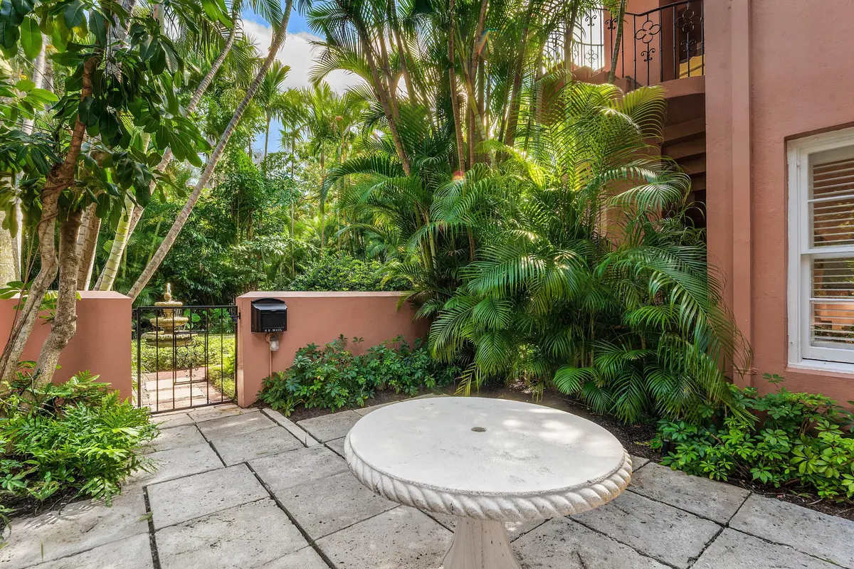 009 215 Phipps Plaza at 215 PHIPPS Plaza 2, Palm Beach