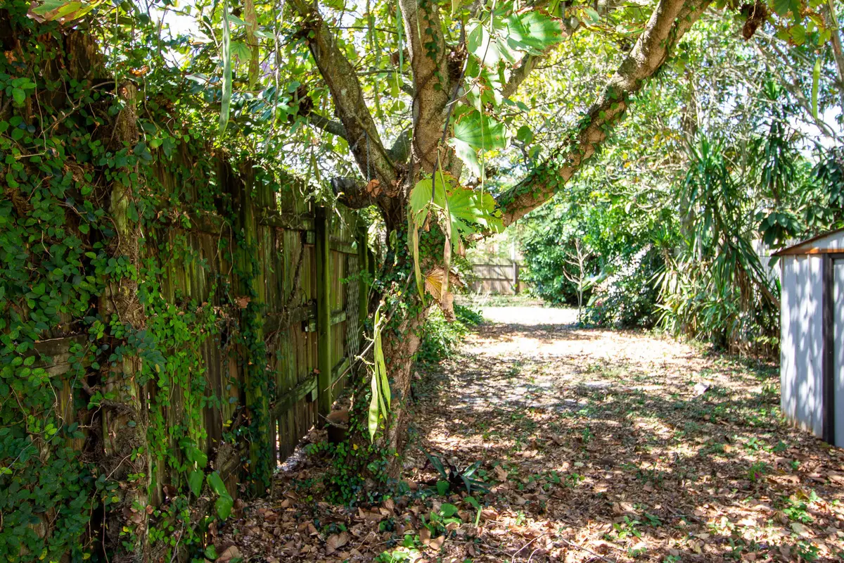 Yard at 1435 WHITE PINE Drive, Wellington