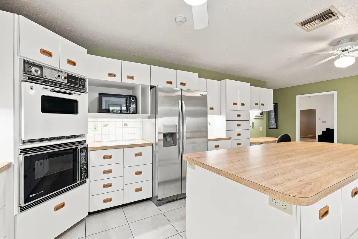 18_kitchen at 2381 SW BAYSHORE Boulevard, Port St. Lucie
