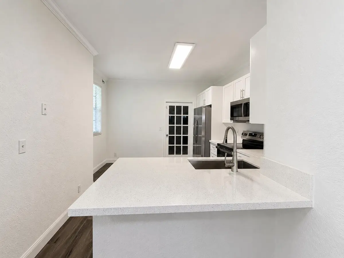 Counter seating at 3660 San Simeon Circle, Weston