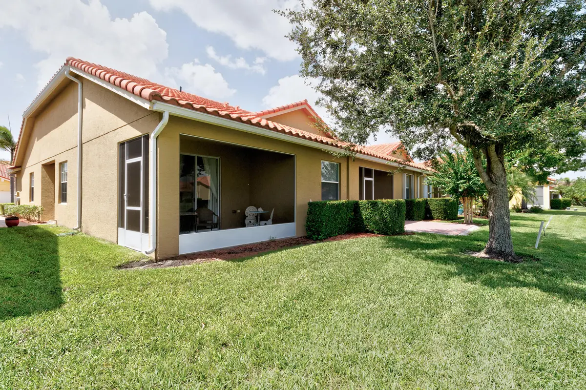 Private End-Unit at 6380 OXFORD Circle 104D, Vero Beach