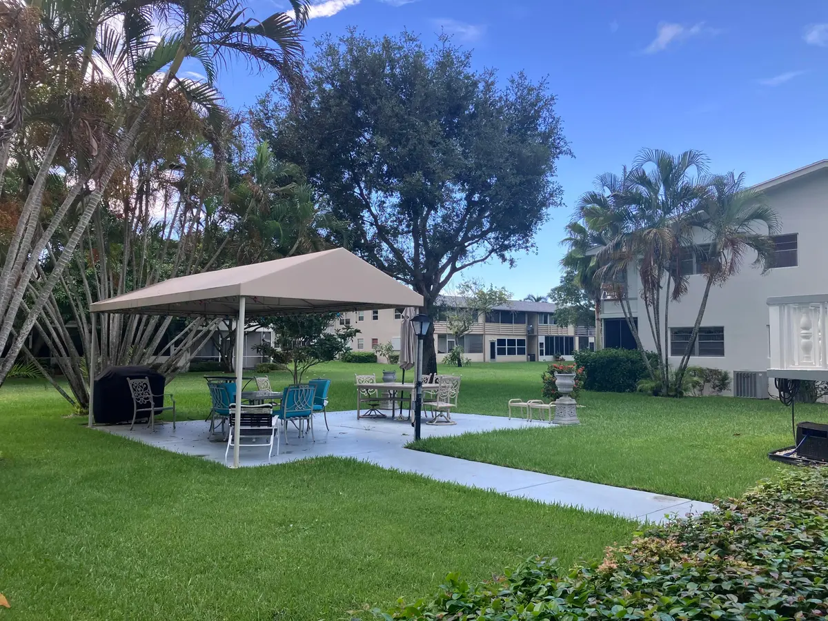 community patio at 275 Windsor L, West Palm Beach