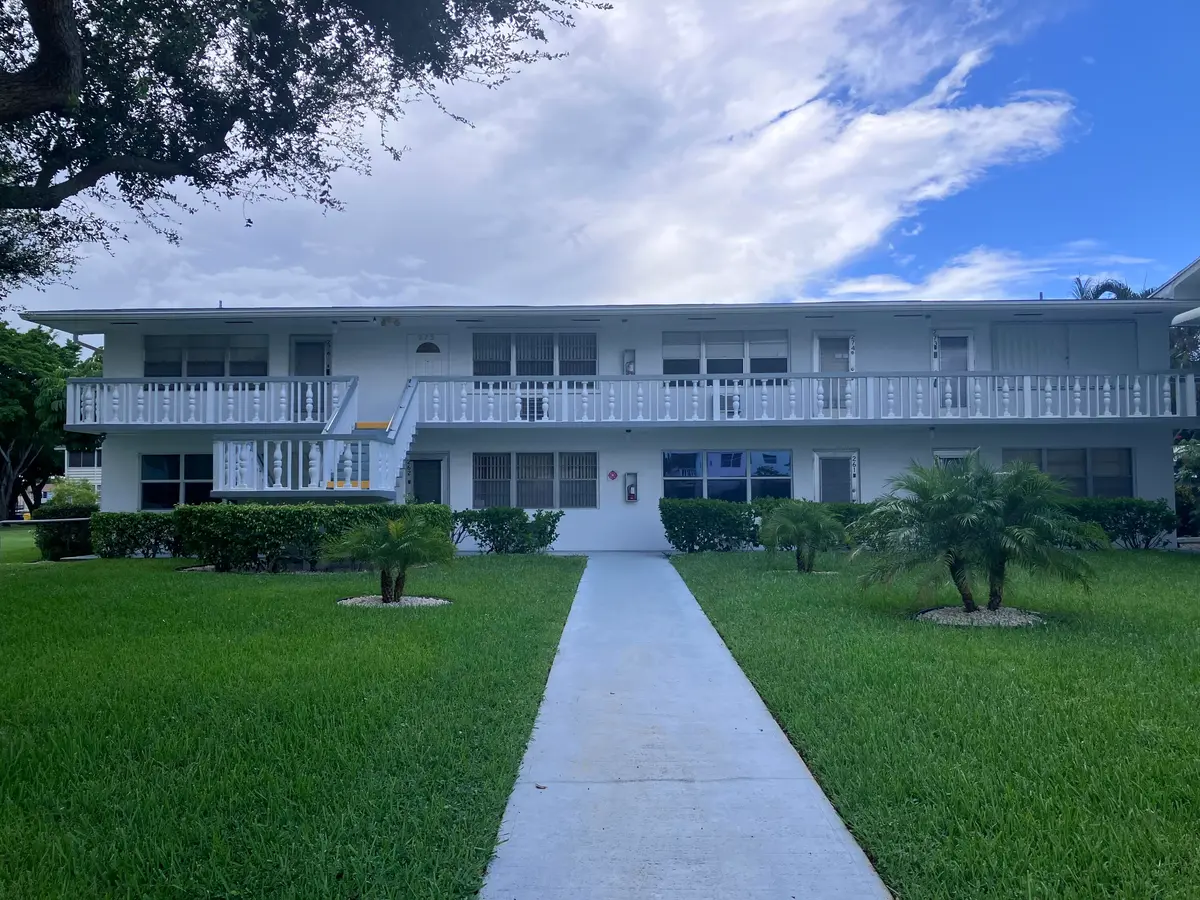 front of building at 275 Windsor L, West Palm Beach