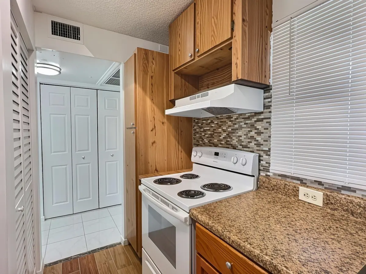 Kitchen at 889 TWIN LAKES Drive 1-J, Coral Springs