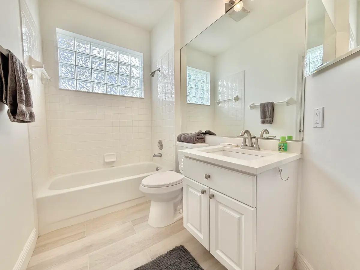 Guest Bath at 46 Pinnacle Cove, Palm Beach Gardens