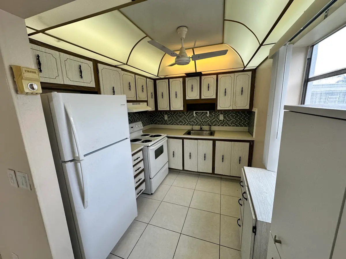 Kitchen at 811 Flanders Q, Delray Beach
