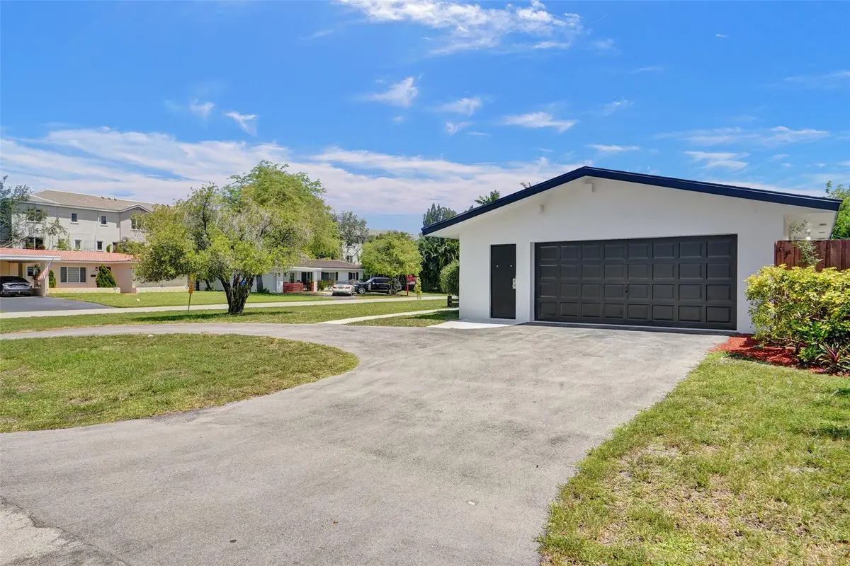 Photo 2 at 4017 NE 18th Avenue, Oakland Park