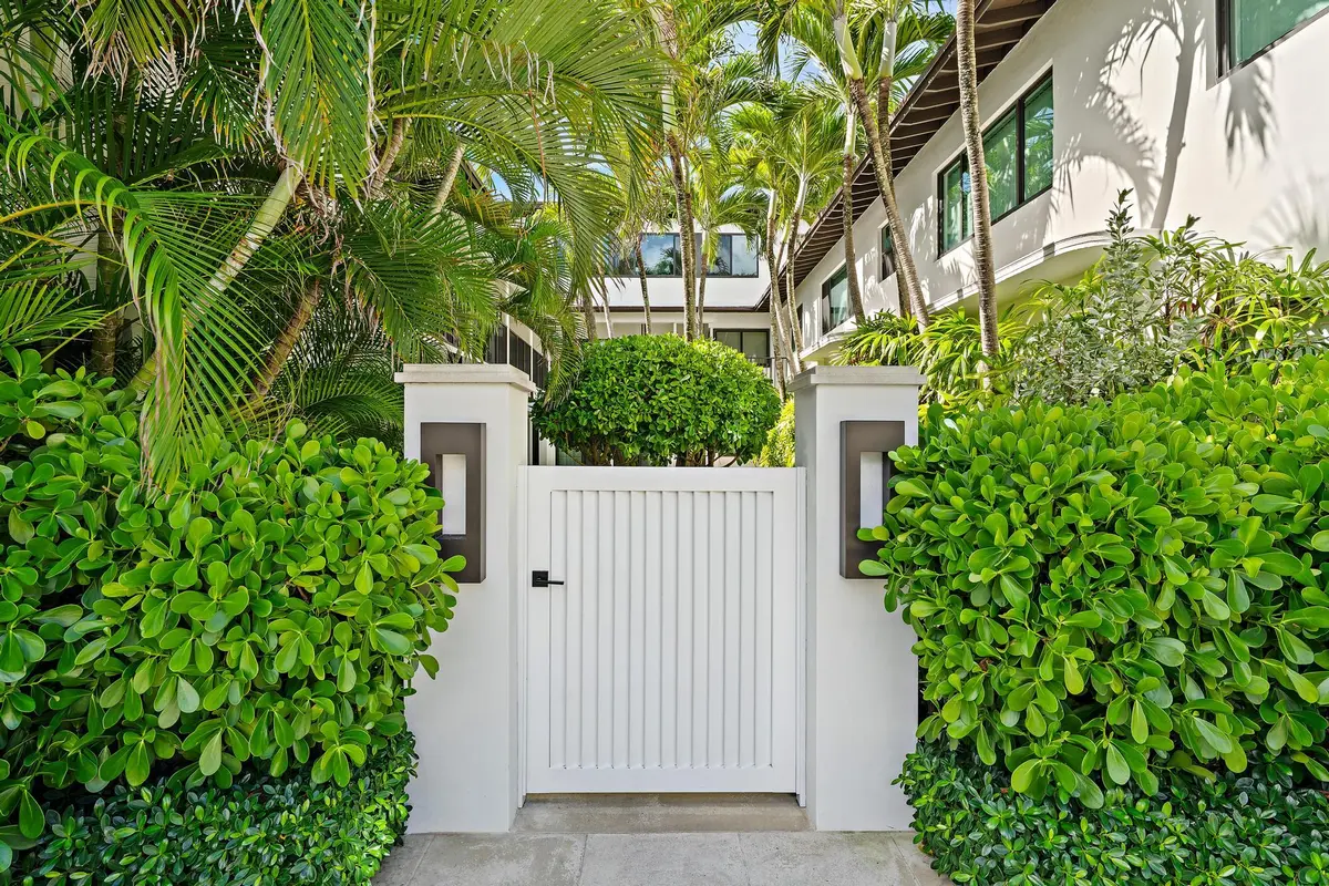 Building entrance at 122 Peruvian Avenue 16, Palm Beach