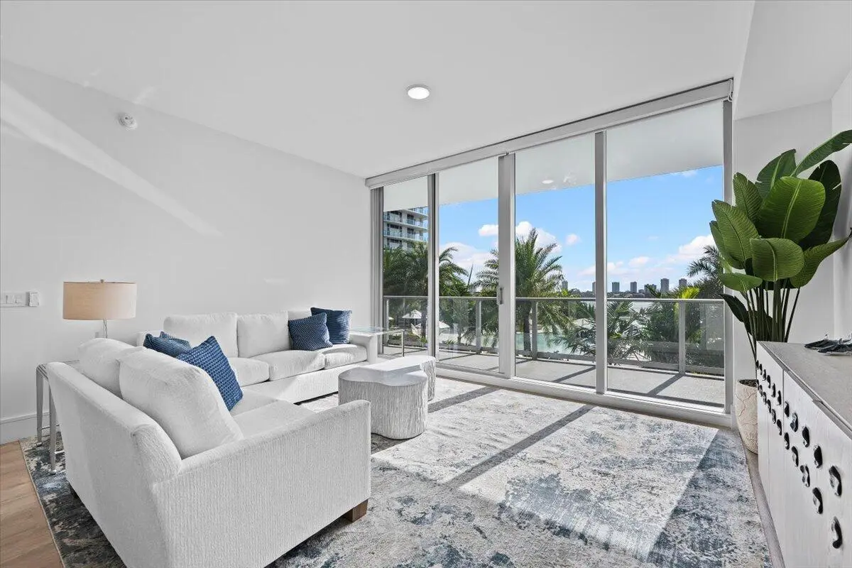 11-LUX_6772 at 220 LAKE SHORE Drive 710, West Palm Beach