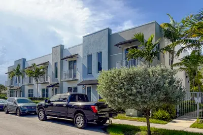 405 NE 35TH Court 2, Oakland Park – Townhouse for rent