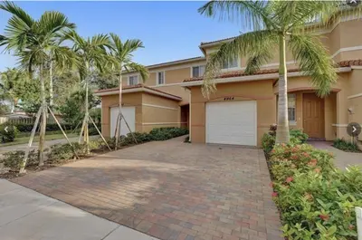 4968 SW 30th Avenue, Fort Lauderdale – Townhouse for sale