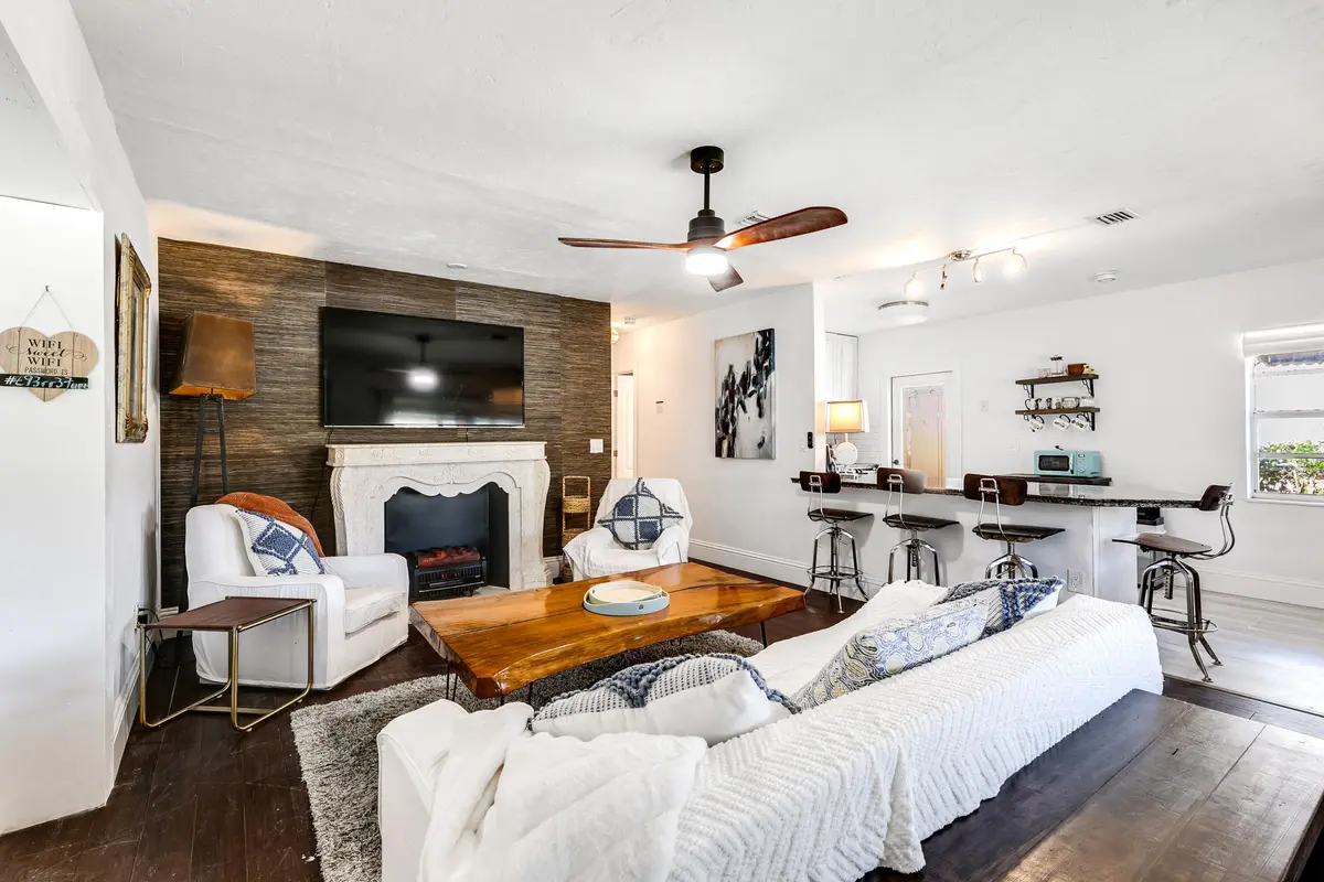 609 s arnold_living at 609 S ARNOLD Avenue, Lantana