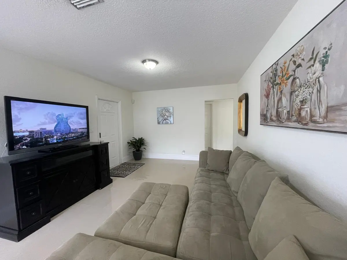 PHOTO-2026-08-29-12-04-29 at 6456 Custer Street, Hollywood