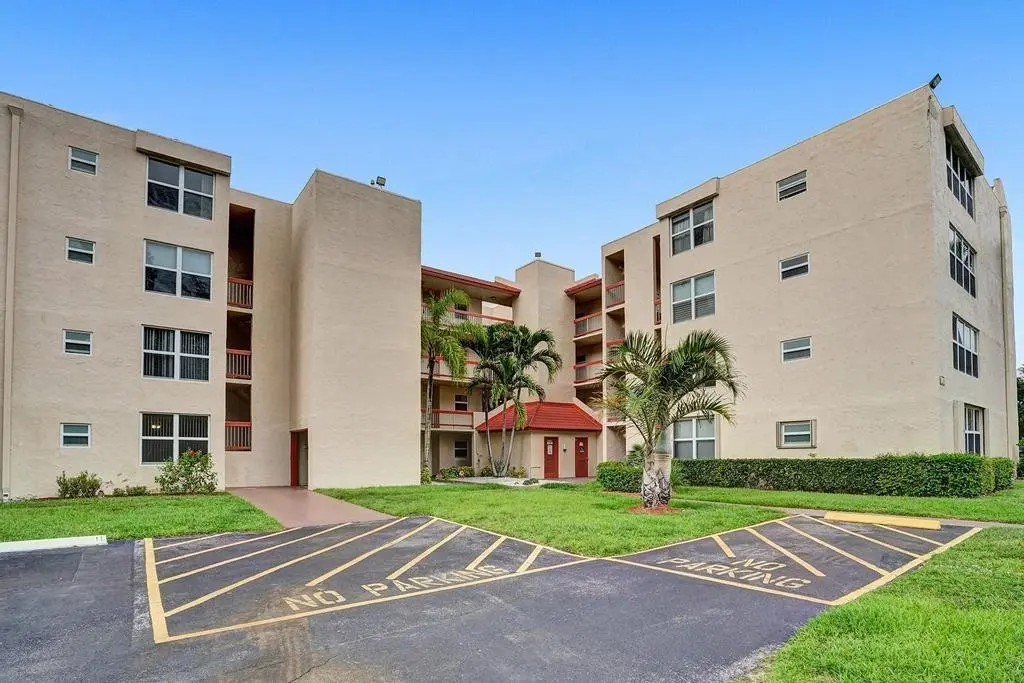 Photo 1 at 9451 EVERGREEN Place 306, Davie