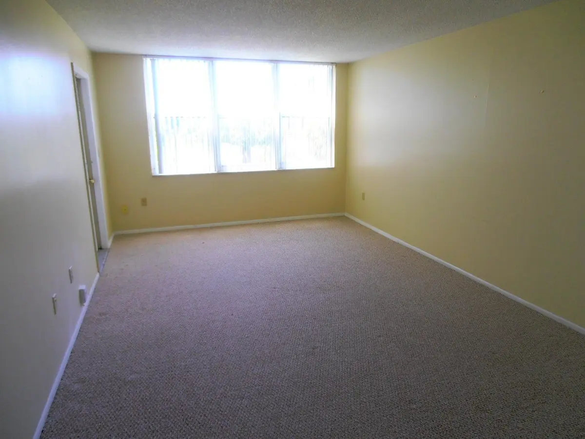 Photo 3 at 9451 EVERGREEN Place 306, Davie