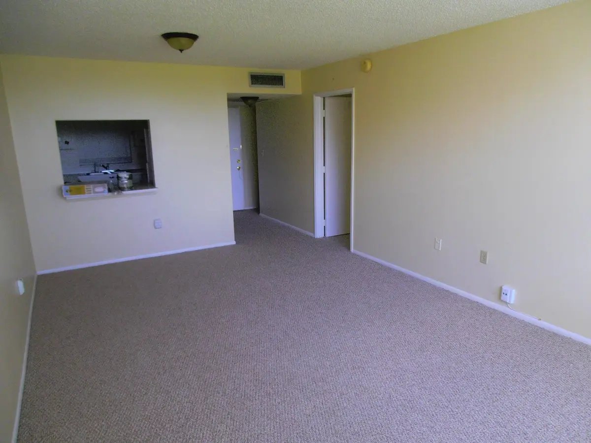 Photo 4 at 9451 EVERGREEN Place 306, Davie