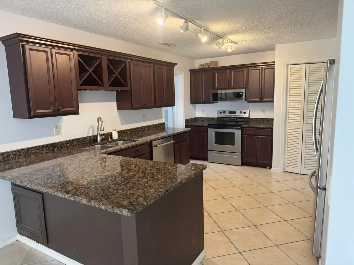 Kitchen at 121 BEAUMONT Lane, Palm Beach Gardens